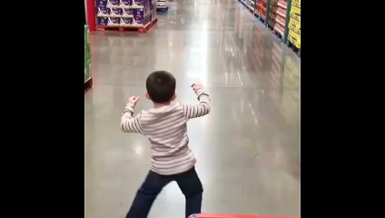 The young chlid dancing in supper store funny