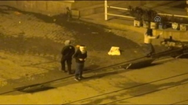 Yol Kesip Kimlik Kontrolü Yapmak İsteyen Gruba Polis Müdahalesi