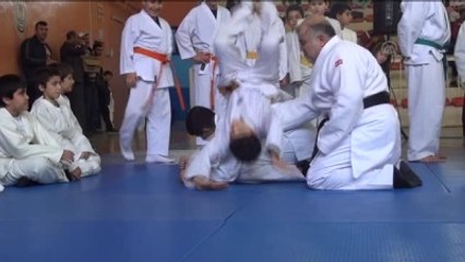 Mardin'de 200 Genç Sporcuya Spor Malzemesi Dağıtıldı