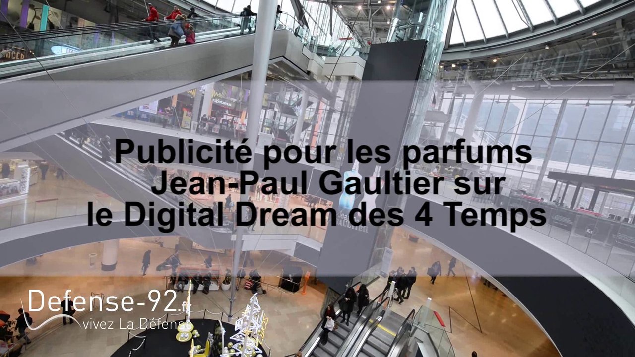 La publicité pour les parfums de Jean-Paul Gaultier sur le Digital Dream des 4 Temps