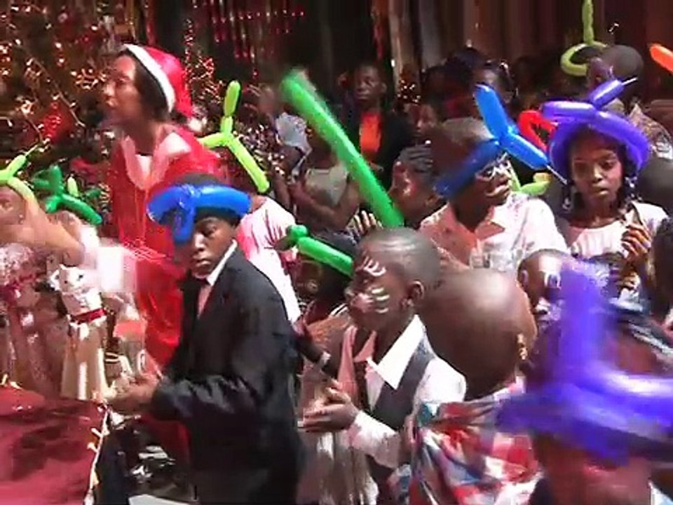 Cérémonie de l'Arbre de Noël avec les enfants du personnel de santé