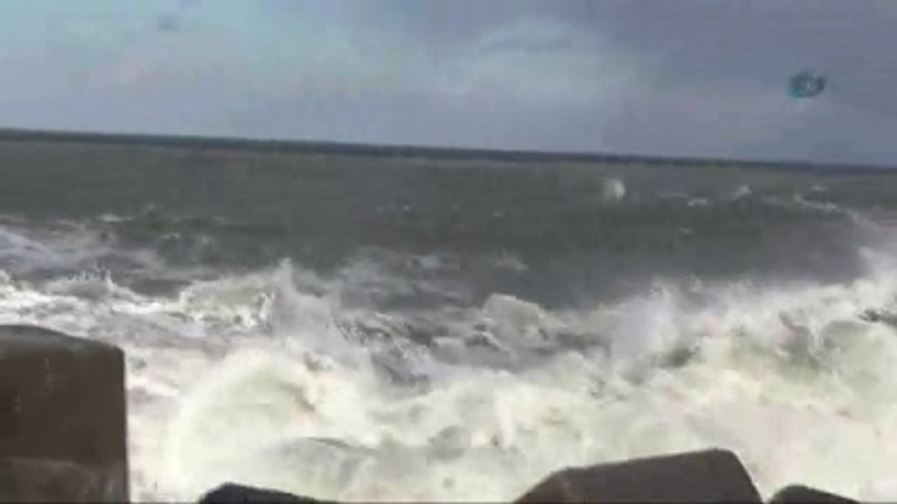 Karadeniz Coştu, Dev Dalgalar Liman Duvarını Aştı