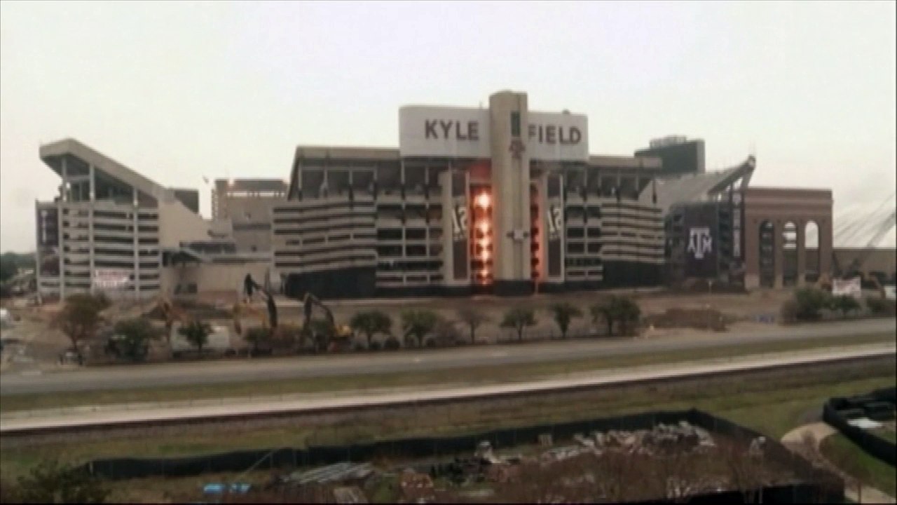 Démolition spectaculaire d'une tribune dans un stade texan