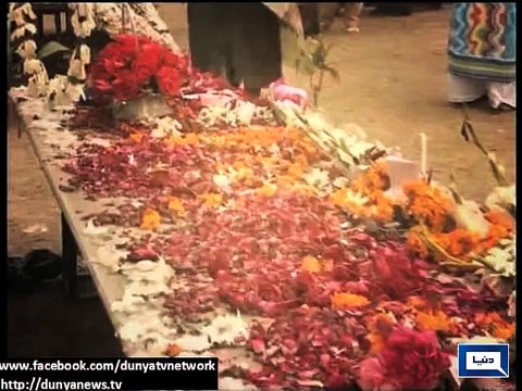 Dunya News - Peshawar: Mothers of innocent martyrs hold back Imran Khan at Army Public School