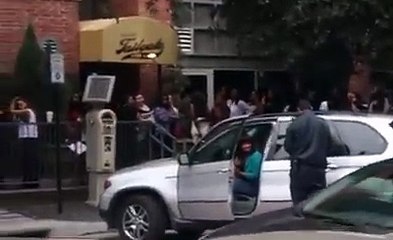 La reaction d'une femme lorsqu'un policier met un sabot sur sa voiture