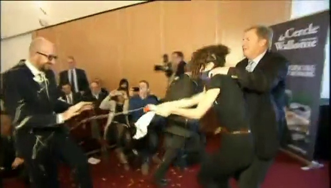 Le Premier ministre belge aspergé de frites et de mayonnaise