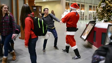 Une bataille d'oreiller avec le père Noël