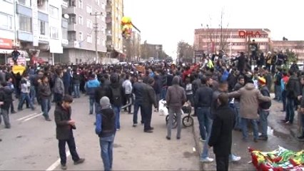 Diyarbakır Otobüs Taşlandı, Statta Pankartlar Açıldı Ek