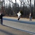 Des jeunes ont voulu troller un pickup sur la route