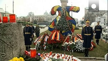 Tải video: Venticinque anni fa la caduta della dittatura in Romania; la festa nel giorno del giuramenteo del nuovo capo del governo Klaus Iohannis.