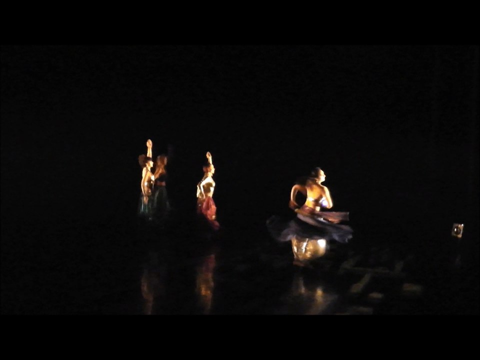 Extrait Danse Orientale, solo AURELIE LUZIAU manipulant une boule lumineuse.