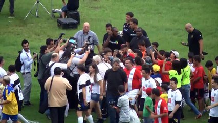 Neymar wows crowd in charity match