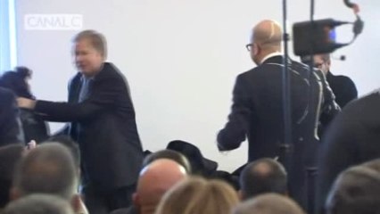 Belçika Başbakanı'na Kadınlardan Mayonezli Protesto