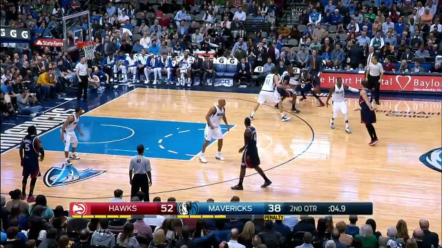 Monta Ellis rate son dunk seul en contre-attaque
