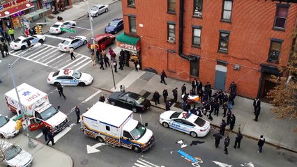 Exécution de 2 policiers de la NYPD en pleine rue par une homme noir.