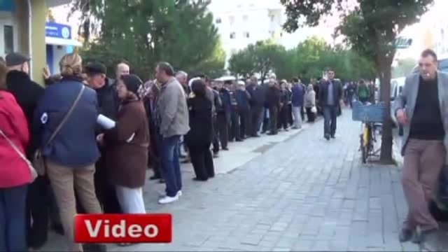 Vatandaş Halk Ekmeğe Akın Edince Kuyruklar Uzadı