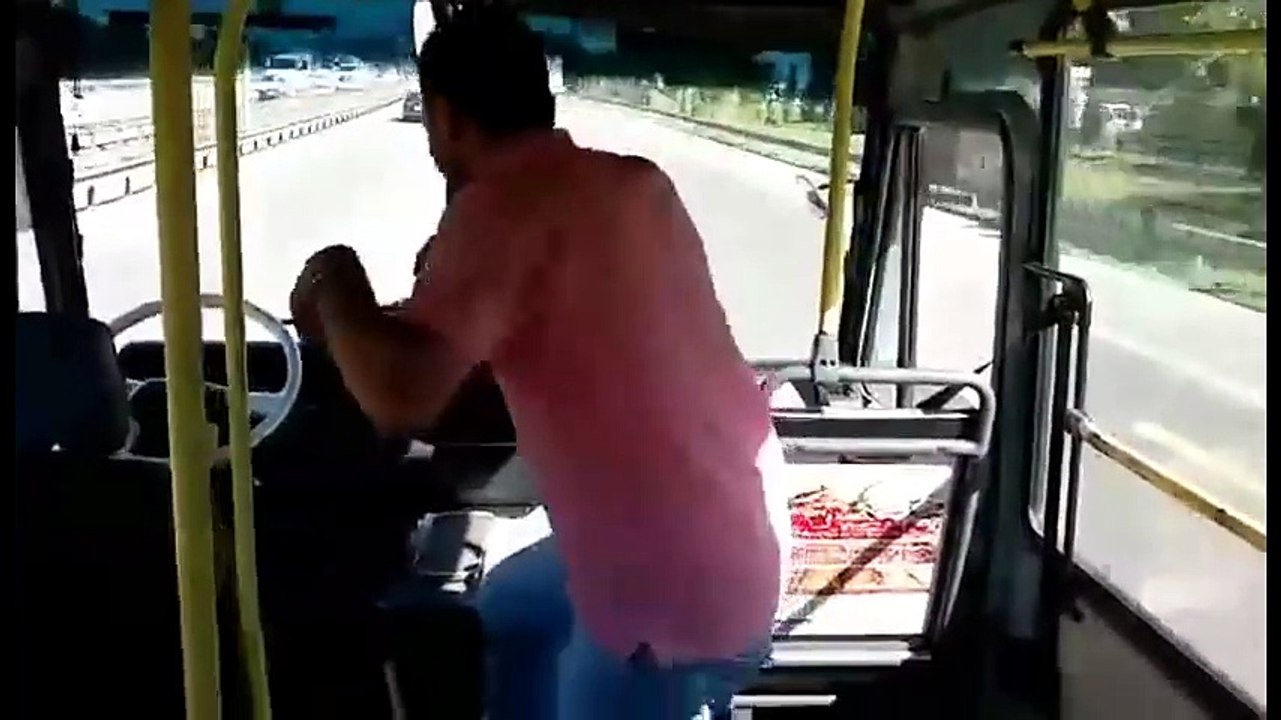 Direksiyonu bırakıp horon tepen minibüs şoförü