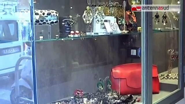TG 22.12.14 Dacci i soldi, pure per noi è Natale . Rapina in gioielleria a Bari