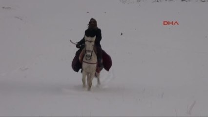 Van Atlarla Ulaşımı Sağlıyorlar