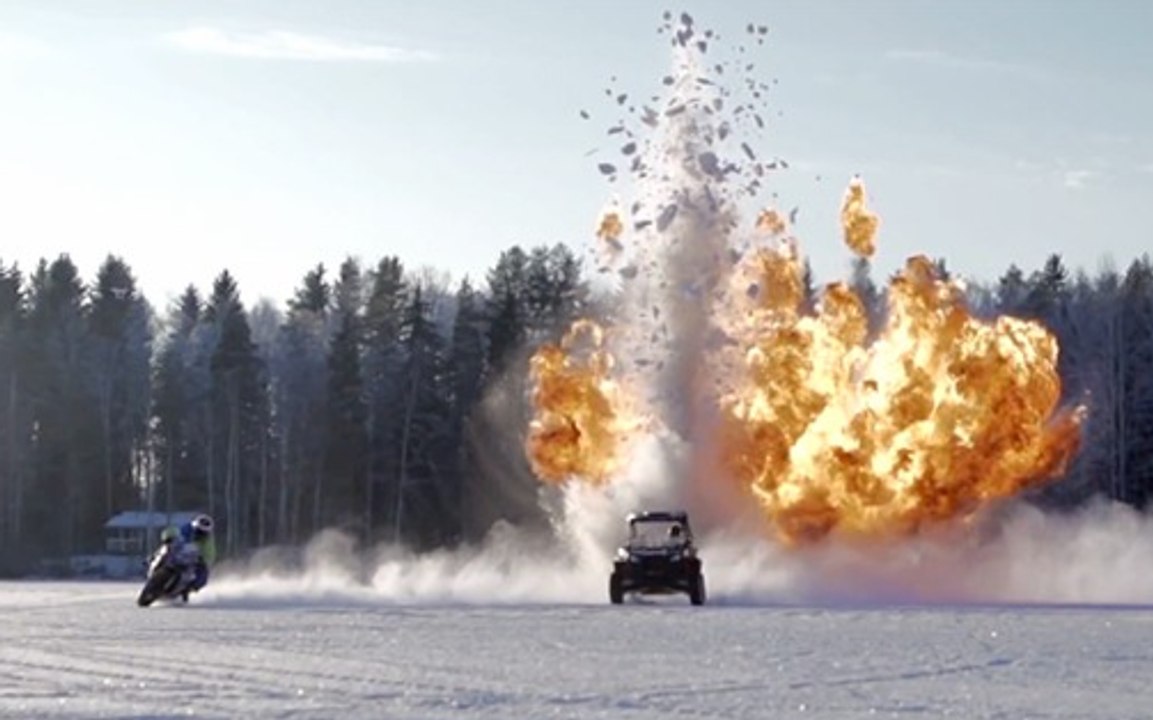 4X4 Polaris RZR VS moto Suzuki GXS-R on ice