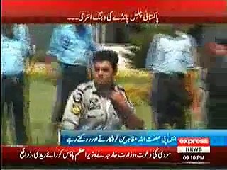 Dabang Entry of Police Officer in Islamabad Pakistan Protest Express News Must Watch It!