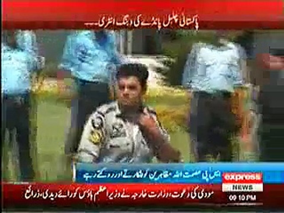 Dabang Entry of Police Officer in Islamabad Pakistan Protest Express News Must Watch It!