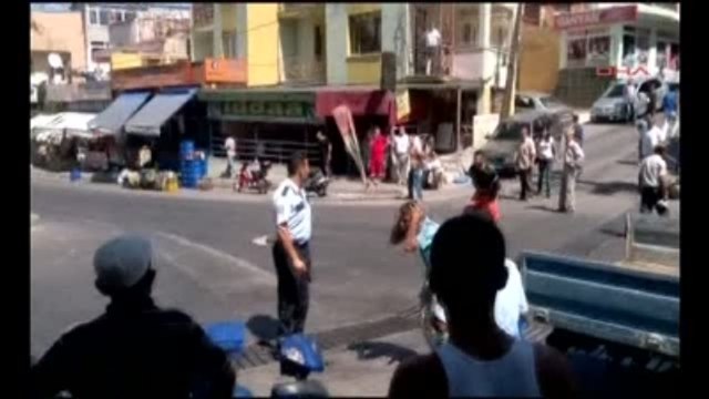 İzmir Polis Memuru, Ekip Otosuna Çarpan Otomobildekilere Ateş Açtı: 1 Ölü