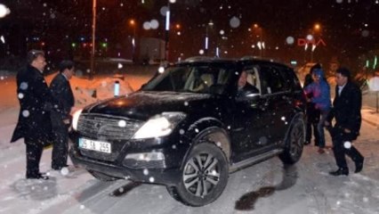 Erzurum Başkanın Otomobilini İten Milletvekili Eziliyordu