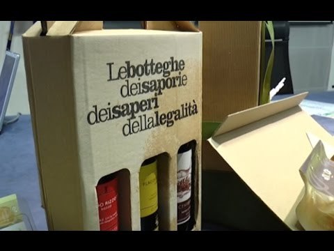 Napoli - Caldoro festeggia i 5 anni del ''Pacco alla Camorra'' (22.12.14)