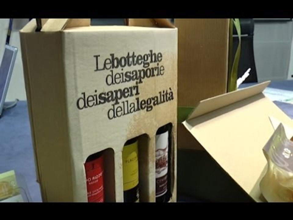 Napoli - Caldoro festeggia i 5 anni del ''Pacco alla Camorra'' (22.12.14)