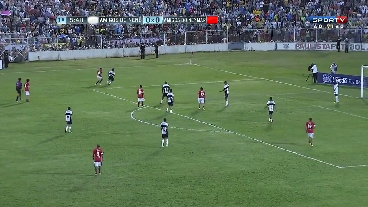 Le geste spectaculaire de Neymar suivi d'un but (Amis Neymar vs Amis Néné)