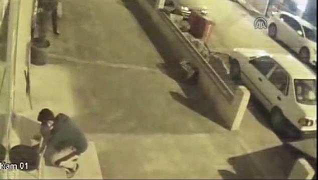 Çanakkale'de Sadaka Kutusu Hırsızlığı Güvenlik Kamerasına Yansıdı