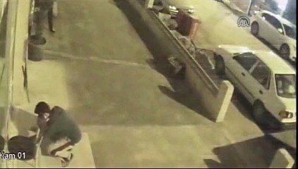 Çanakkale'de Sadaka Kutusu Hırsızlığı Güvenlik Kamerasına Yansıdı