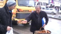 Davadan Kazandığı Tazminatla Simit ve Yaş Pasta Dağıttı