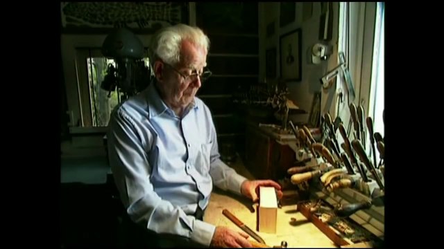 Il crée des pinces en bois en dix secondes