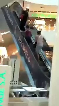 Ces femmes sont prisonnières dans un escalator en pleine séance de shopping !