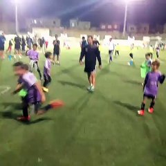 Fofo! O menino deixou de lado o futebol para abraçar o seu ídolo Xavi