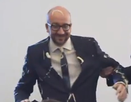 Le Premier ministre belge aspergé de frites et de mayonnaise - ZAPPING ACTU DU 23/12/2014
