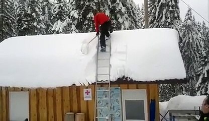 Nettoyer son toit enneigé avec style - AngryTeddy.TV Vidéos insolites