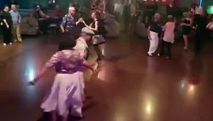 Deux personnes âgées se présentent sur la piste de danse et la suite est époustouflante!