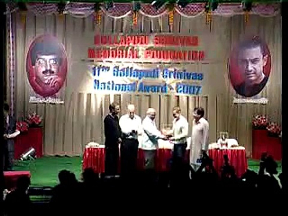 Aamir Khan crying at award ceremony!