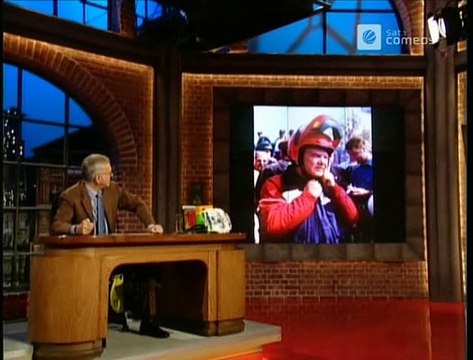 Die Harald Schmidt Show - 1316 - 2003-10-09 - Johann Köhnich, Harald fährt im Hühnerstall Motorrad