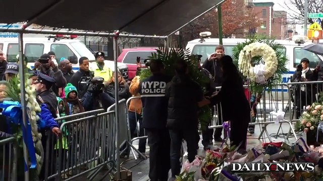 Family of Wenjian Liu breaks down at memorial site