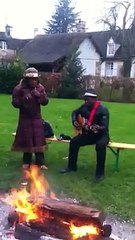 L'Atelier intérieur : Sally et Paola chantent au coin du feu