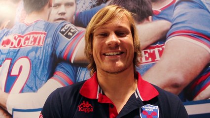 Charl McLeod présente l'une des fonctionnalités de l'application FCG