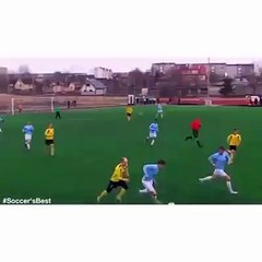 Perdeu a linha! Olha o chute que cara largou no adversário