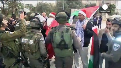 "Weihnachtsmänner" demonstrieren im Westjordanland gegen israelische Besatzung