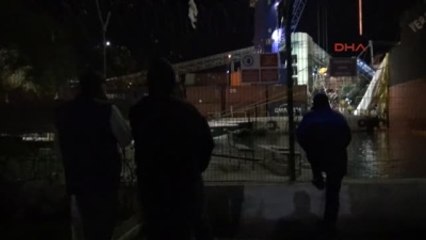 Antalya Gemiye İş Makinesi Yükleyen Vinç Devrildi, Operatör Öldü