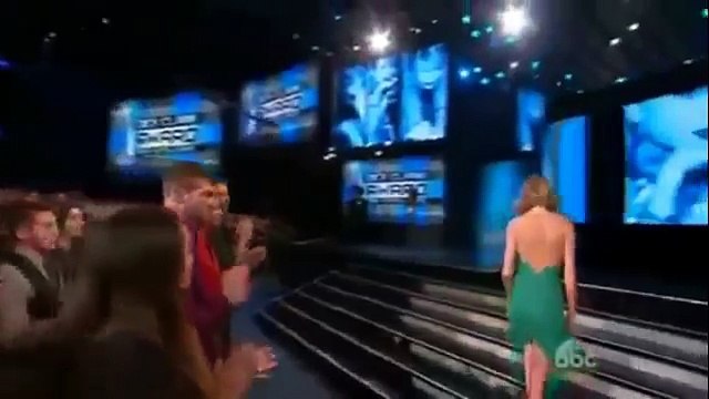 Taylor Swift Wins Excellence award in American Music Awards for Blank space