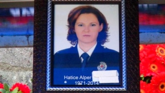 CHP'li Başkanın Koruma Polisi ve Eşi Gözyaşlarıyla Uğurlandı (2)